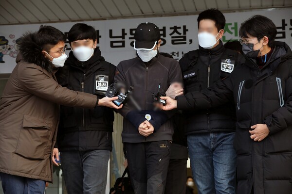 지난 24일 오전 층간소음으로 갈등을 빚던 이웃에게 흉기를 휘둘러 구속된 A씨가 검찰 송치를 위해 인천 남동경찰서를 나서고 있다. (사진=뉴스1)