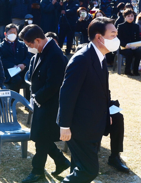 윤봉길 의사 순국 89주기 추모식에서 이재명 더불어민주당 대선후보가 헌화를 마치고 자리로 향하는 동안 윤석열 국민의힘 대선후보는 엇갈려 묘소로 향하고 있다. (사진=뉴스1)