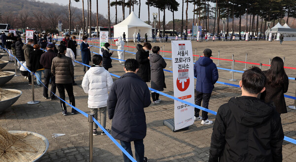 19일 서울 마포구 상암월드컵공원 평화광장에 마련된 코로나19 임시 선별검사소에서 시민들이 진단 검사를 받기 위해 길게 줄서 있다. (사진=뉴스1)