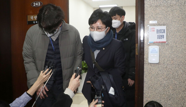 조수진 국민의힘 선대위 공보단장이 21일 오후 서울 여의도 국회 당대표실에서 사과를 위해 이준석 대표를 기다렸으나 이 대표가 들르지 않자 발길을 돌려 사무실을 나서고 있다. (사진=뉴스1) 