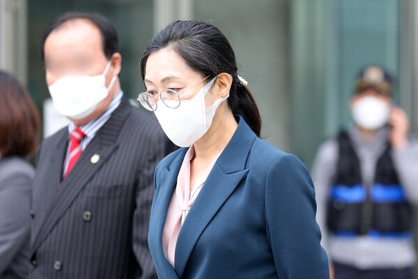 은수미 성남시장이 지난해 10월 16일 수원고등법원에서 열린 정치자금법 위반 파기환송심에서 벌금 90만원을 선고받고 법원을 나서고 있다. (사진=뉴스1)