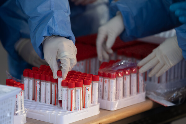 의료진들이 22일 오전 서울 중구 서울역광장에 마련된 선별진료소에서 코로나19 검체검사 준비를 하고 있다. (사진=뉴스1)