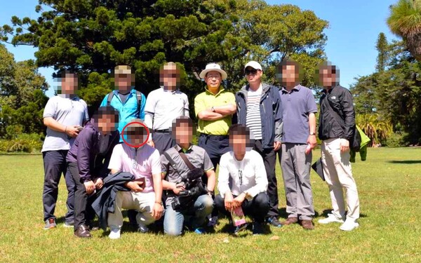 이재명 더불어민주당 대선후보(가운데)가 성남시장 시절인 지난 2015년 1월 호주 출장에서 동행한 인원들과 기념사진을 찍었다. 빨간 동그라미속 얼굴이 고 김문기 성남도시개발공사 개발사업1처장, 이 후보 오른쪽은 유동규 전 성남도시개발공사 기획본부장. (사진=이기인 성남시의원 제공)