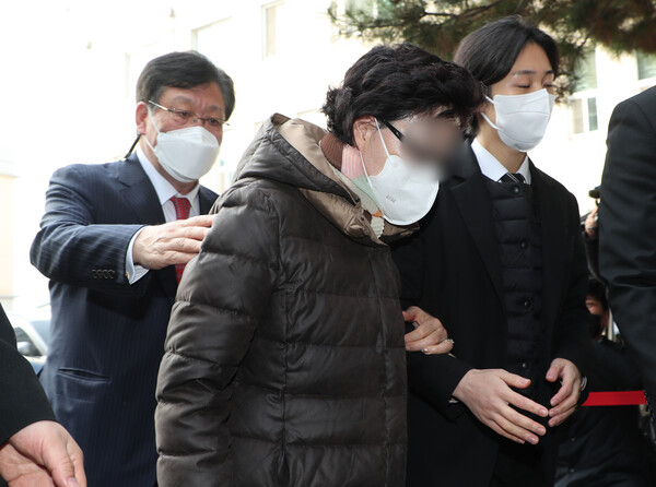 땅 매입 과정에서 통장 잔고 증명서 위조 혐의를 받는 윤석열 국민의힘 대선후보의 장모 최모(74)씨가 23일 경기 의정부지방법원에서 열린 1심 선고 공판에 출석하고 있다. 