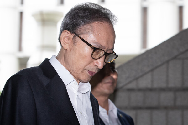 이명박 전 대통령이 지난 2019년 9월 4일 서울 서초구 고등법원에서 열린 뇌물 등 혐의 항소심 공판에 출석하고 있다. (사진=뉴스1)