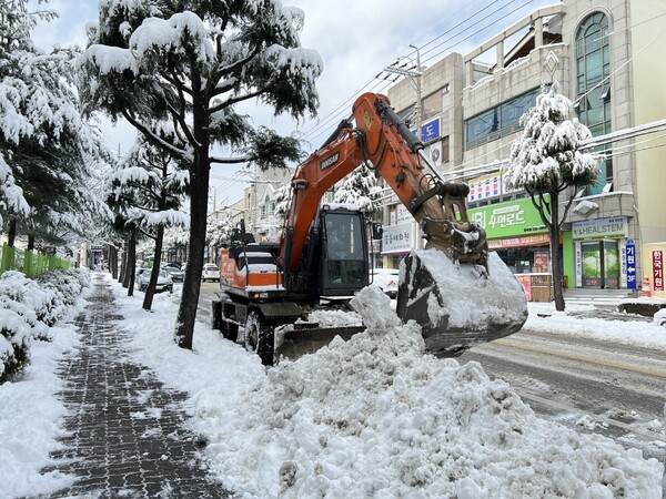 강원 영동지역에 50㎝ 이상 폭설이 쏟아진 가운데 25일 강원 동해시의 한 도로에서 포크레인을 동원해 제설작업을 하고 있다. (사진=뉴스1)