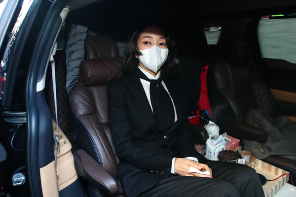 김건희씨가 26일 사과 회견을 마친 뒤 서울 여의도 국민의힘 당사를 떠나기 위해 차에 올라있다.(사진=뉴스1)