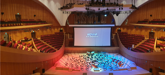  2021 영화음악콘서트가 개최된 서울 송파구 잠실 롯데콘서트홀의 무대와 콘서트홀 전경. (사진=김주희)