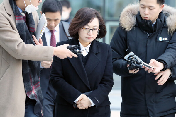 은수미 성남시장이 지난해 2월 6일 수원고등법원에서 열린 정치자금법 위반 항소심 선고 공판을 마치고 법원을 나서고 있다. (사진=뉴스1)