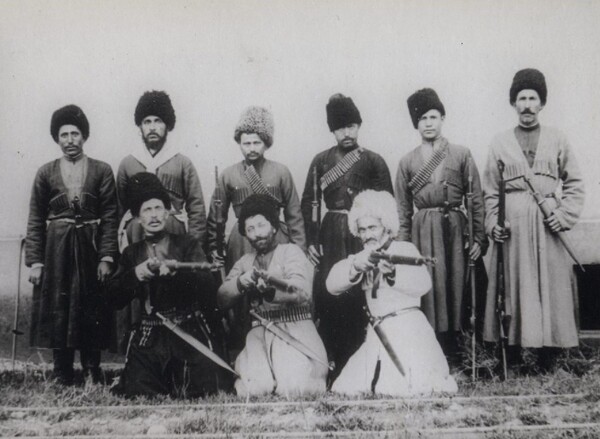 19세기 말 바쿠 지역에서 무장한 서캐시안 남자들이 포즈를 취하고 있다. @Romanovempire.org