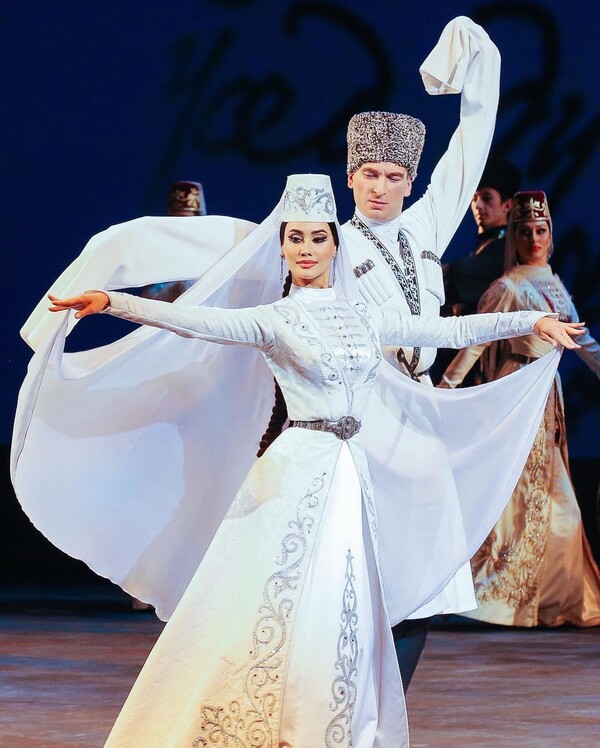 전통 의상의 서캐시안 남녀가 전통 춤을 추고 있다. @Осетины -Pinterest