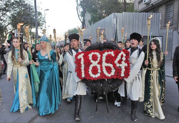 터키 내 서캐시안 공동체는 해마다 5월 21일 서캐시안 대학살의 날이면 도심에서 추모 행진을 한다. @Çerkez sürgününün