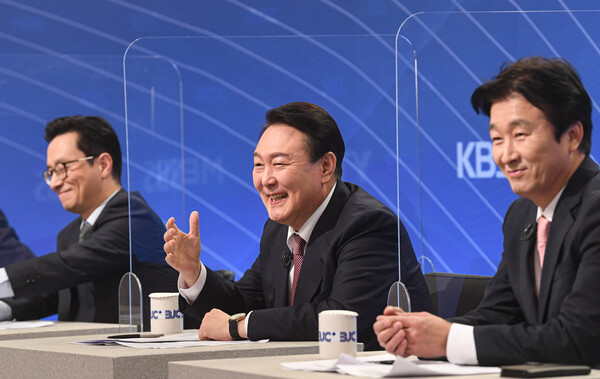 윤석열 국민의힘 대선 후보가 28일 서울 양천구 한국방송회관에서 열린 한국방송기자클럽 초청 토론회를 앞두고 진행자들과 대화를 나누고 있다. (사진=뉴스1)