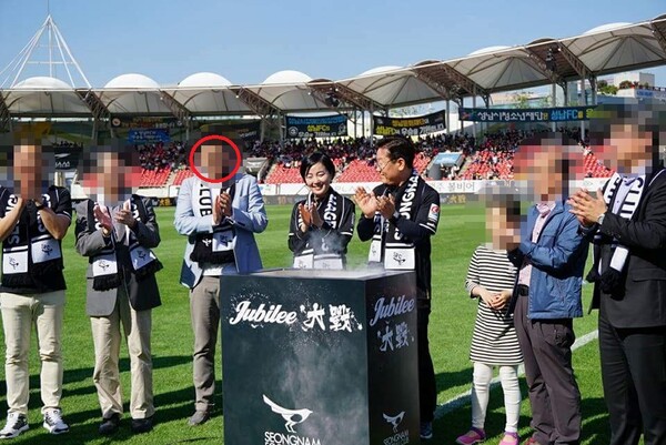 이재명 더불어민주당 대선후보와 제윤경 전 의원이 지난 2016년 8월 대전에서 코마트레이드 대표 이모씨로부터 800만원의 주빌리은행 후원금을 받는 행사에 참석했다.