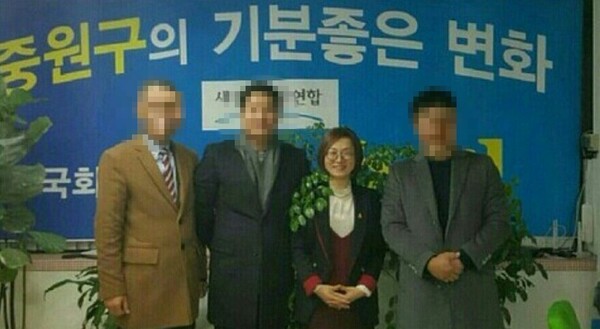 은수미 성남시장이 지난 2015년 12월 30일 특별경호단 단장 이씨(맨 왼쪽)로부터 코마트레이드 대표 이모씨(왼쪽 두번째)를 처음 소개 받으면서 찍은 기념 사진. (사진=뉴스버스) 