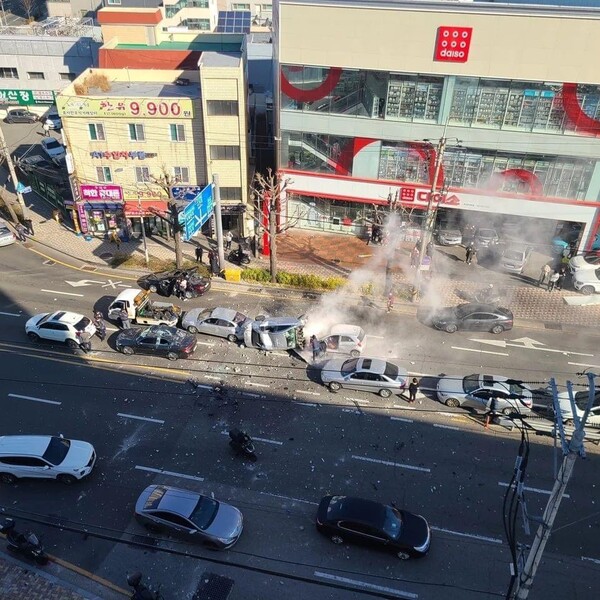 부산 연제구 연산동 홈플러스 5층 주차장에서 떨어진 택시가 도로에 신호대기중이던 차량들을 덮친 직후 사고 현장. (사진출처=인터넷커뮤니티)