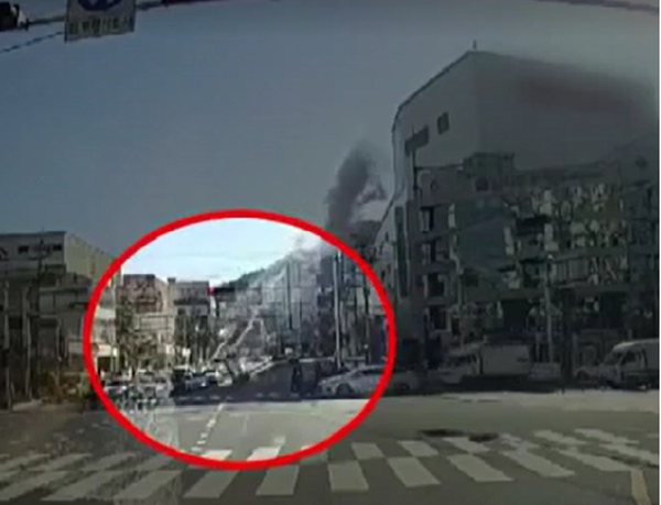 부산 연제구 연산동 홈플러스 5층 주차장에서 떨어진 택시가 1차 도로에 충격한 뒤 튀어 신호대기중이던 차량들을 덮치기 직전의 사고 장면. (사진=KNN화면 캡처)