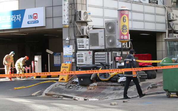 경기도 고양시 중심가에 위치한 한 대형 상가건물이 붕괴조짐을 보이면서 지반 침하가 일어나자 소방대원들이 출동해 주변 지반 등을 살펴보고 있다.(사진=뉴스1) 