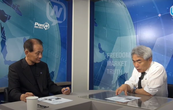 우종창(왼쪽)씨가 2019년 9월 당시 펜앤드 마이크 대표인 정규재씨가 진행하는 유튜브 방송에 출연해 박근혜 대통령 탄핵기획설 등을 주장하고 있다. (유튜브 펜앤드마이크 캡처) 