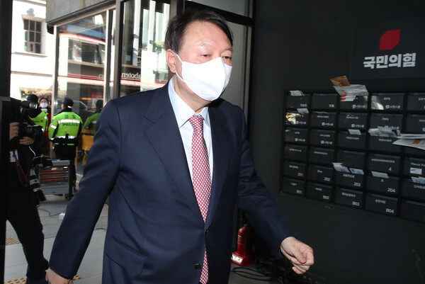 윤석열 국민의힘 대선 후보가 3일 오전 서울 여의도 국민의힘 당사에 들어서고 있다. (사진=뉴스1)