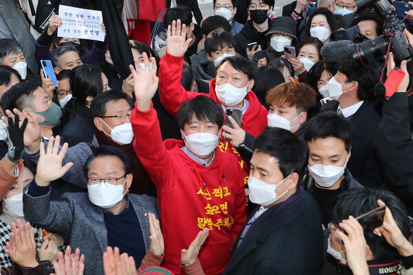 윤석열 국민의힘 대선 후보와 이준석 대표가 4일 오후 커플티를 입고 부산 서면 일대를 누비며 시민들에게 인사하고 있다. (사진=뉴스1)