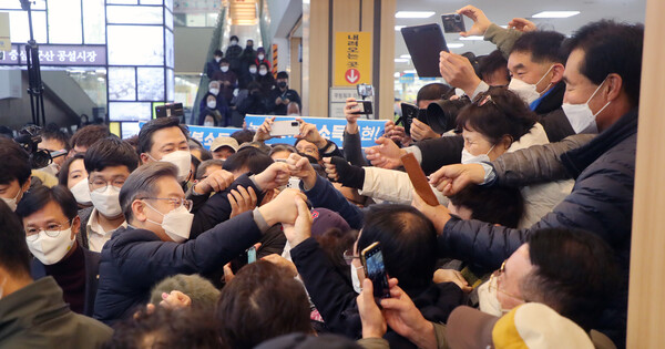 이재명 더불어민주당 대선 후보가 4일 전북 군산시 공설시장을 찾은 지자자 시민들과 주먹을 맞추며 주먹인사를 하고 있다. (사진=뉴스1)