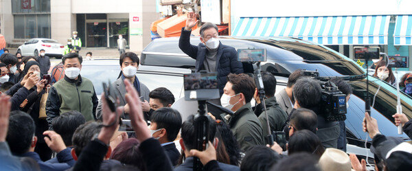 이재명 더불어민주당 대선 후보가 4일 전북 군산시 공설시장을 찾아 지지자와 시민들에게 손을 흔들어 인사하고 있다. (사진=뉴스1)