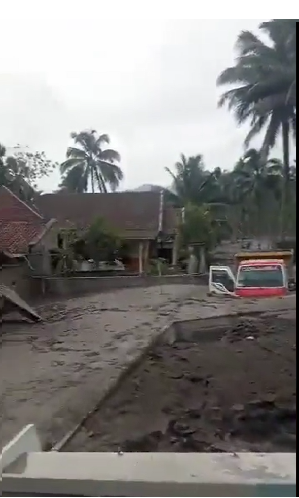 스메루 화산 폭발로 쁨어져 나온 대량의 화산재가 마을을 덮쳐 주택과 차량들이 화산재 속에 절반 쯤 잠겨 있다. (사진=트위터 영상 캡처)