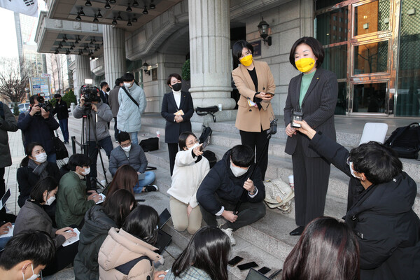 심상정 정의당 대선 후보가 6일 오후 안철수 국민의당 대선 후보를 만나고 난 뒤, 기자들에게 회동 결과를 설명하고 있다. (사진=뉴스1)