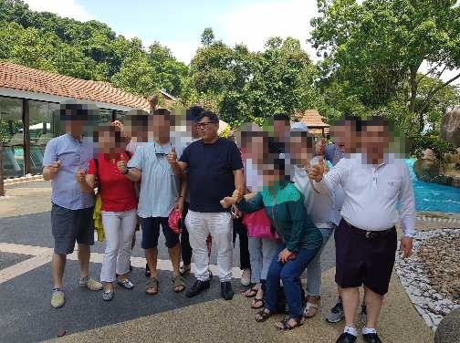 한국 MBI 모집책들과 피해자들이 지난 2019년 6월 말레이시아 당국에 사기 혐의로 수배 상태에 있떤 MBI 설립자 테디 토우(가운데)를 만나 기념사진을 찍고 있다. (사진=MBI 피해자연합회 제공)