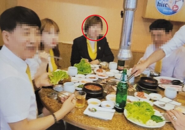 MBI 모집책과 피해자들이 지난 2018년 6월 말레이시아 방문 당시, 검찰 수사를 피해 말레이시아로 도주했던 국내 MBI 최상위 모집책 안모씨와 함께 한인식당에서 식사하고 있다. 빨간색 동그라미 표시된 인물이 안씨다. (사진=MBI 피해자연합회 제공)