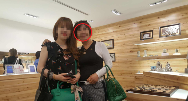 도주한 국내 최상위 모집책 안모(오른쪽)씨가 지난 2018년 5월 말레이시아를 방문한 MBI 모집책과 기념 사진을 찍고 었다. (사진=MBI 피해자연합회 제공)