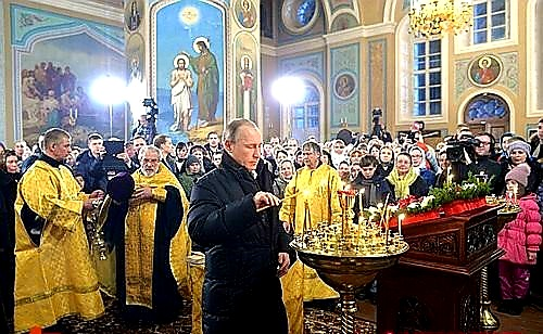 동방정교회 크리스마스 미사에 참석하여 촛불을 밝히는 푸틴 대통령, 2016. 1. 7