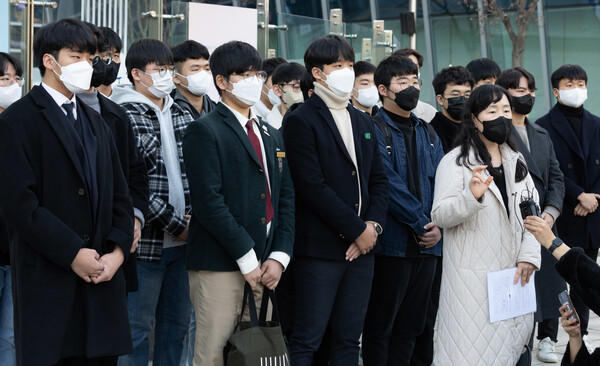 8일 오후 서울 서초구 서울행정법원에서 열린 2022학년도 대학수학능력시험 과학탐구영역 생명과학Ⅱ 출제오류 관련 집행정지 신청 심문을 마친 김정선 일원법률사무소 변호사가 기자들의 질문에 답하고 잇다. (사진=뉴스1)