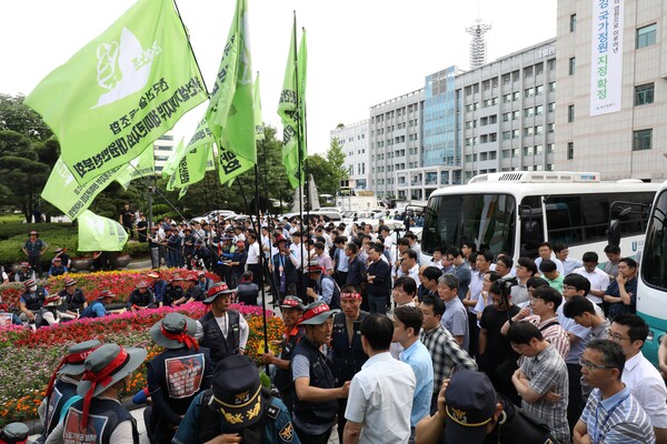 지난 2019년 7얼 12일 민주노총 건설노조 울산건설기계지부 조합원들이 울산시청 앞에서 송철호 울산시장의 면담을 요구하며 시청 진입을 시도하다 시청 공무원들과 대치하고 있다. (사진=뉴스1)