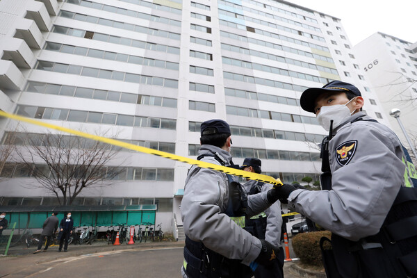 ​유한기 전 성남도시개발공사 개발사업본부장(현 포천도시공사 사장)이 10일 숨진 채 발견된 경기도 고양시 일산서구의 한 아파트 단지에서 경찰이 출입을 통제하고 있다. (사진=뉴스1)​