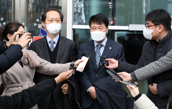 윤석열 국민의힘 대선후보 측 손경식 변호사(오른쪽 두번째)와 이완규 변호사(오른쪽 세번째)가 10일 서울 서초구 서울행정법원에서 윤 후보가 법무부 장관을 상대로 낸 직무집행정지처분 취소 소송 공판을 마친 후 기자들의 질문에 답하고 있다. (사진=뉴스1)