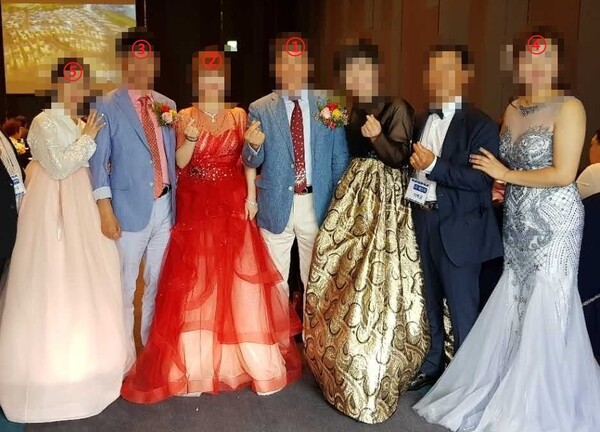 지난 2018년 7월 수원·안양 일대에서 활동하던 MBI OOO그룹 모집책들이 수원 라마다 호텔에서 행사를 열고 단체 사진을 찍었다. 지난 10일 수원지검은 이 지점 모집책 9명을 사기 혐의로 불구속 기소했다. 사진에서 숫자가 매겨진 5명은 재판에 부쳐진 모집책들이다. ①MBI 최상위 모집책 GEC위원 69명 중 1명인 최모씨 ②최씨 직속 하위 모집책으로 그룹장을 맡아 수원·안양 일대 불법 다단계 조직을 운영한 김모씨 ③안양 소재 S대학교 교수였던 그룹장 김씨의 남편 한모씨 ④한모씨의 친동생 ⑤김씨가 운영하는 불법 다단계 조직의 자금 출납을 담당했던 또 다른 김모씨. (사진=뉴스버스)