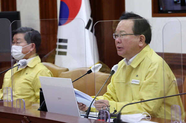 김부겸 국무총리가 16일 오전 서울 종로구 정부서울청사에서 열린 코로나19 중앙재난안전대책본부회의에서 모두발언을 하고 있다. (사진=뉴스1)