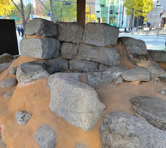 타워8 빌딩이 들어선 지역에서 발견된 거과 우물. 발견된 곳은 표시만 해놓고, 인근 청진동 골목쪽으로 옮겨와 복원해놓은 우물. (사진=황현탁)  