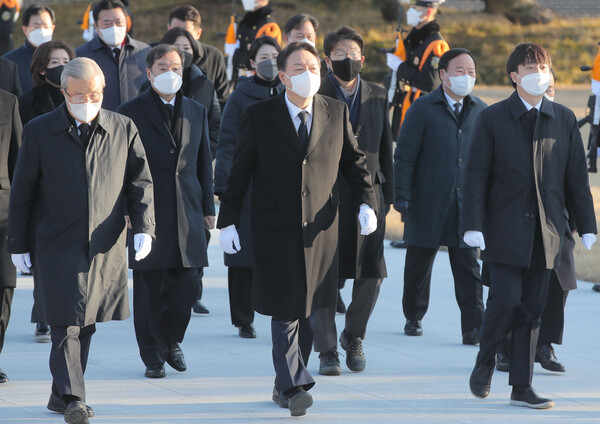 윤석열 국민의힘 대선후보(앞줄 가운데)와 이준석 대표(오른쪽) 김종인 총괄선대위원장(왼쪽)이 맨 앞줄에 서서 뒤따르는 국민의힘 당직자들과 함께 1일 오전 국립현충원에서 참배를 위해 충혼탑으로 이동하고 있다. (사진=뉴스1)