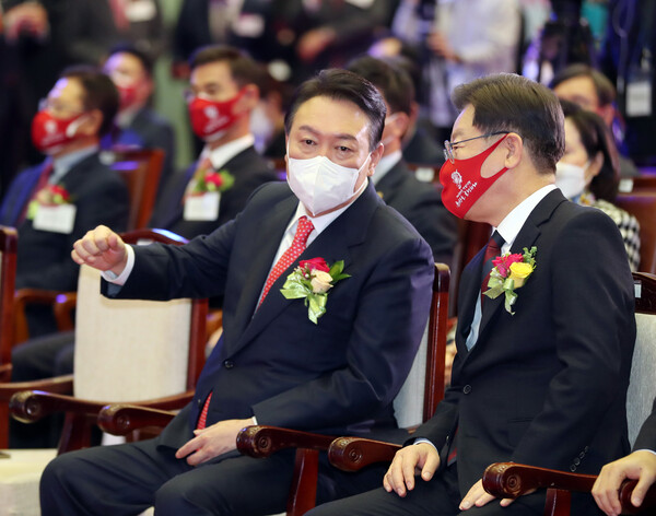  3일 오전 서울 여의도 한국거래소에서 열린 '2022년 증권·파생상품시장 개장식'에 참석 중인 이재명 더불어민주당 대선후보(오른쪽)와 윤석열 후보. (사진=뉴스1)