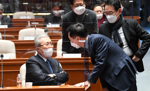 김종인 국민의힘 총괄선대위원장(왼쪽)이 3일 서울 여의도 국회에서 열린 의원총회에 참석해 김기현 원내대표(가운데), 김도읍 정책위의장과 대화하고 있다. (사진=뉴스1)