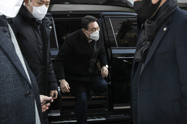 윤석열 국민의힘 대선후보가 3일 오전 갑작스럽게 일정을 취소하고 서울 여의도 국민의힘 당사로 들어서고 있다. (사진=뉴스1)