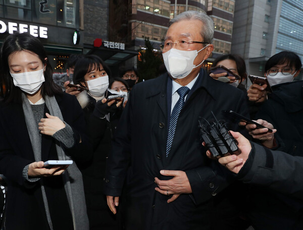 김종인 국민의힘 총괄선대위원장이 3일 오후 서울 여의도 당사를 나서고 있다. 김 위원장이 당사를 떠난 뒤 선대위는 김 위원장의 사의표명을 공지했다가, 1시간 만에 '소통 착오'를 이유로 거둬들였다.(사진=뉴스1)