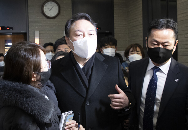 지난 3일 지지율 급락으로 국민의힘 선대위 쇄신 방침이 나온 지난 3일 저녁 윤석열 후보가 서울 여의도 당사를 나서고 있다. 윤 후보는 이날 부터 사흘째 외부 일정을 중단한 채 선대위 개편 방안을 고심해왔다. (사진=뉴스1)