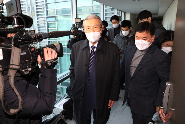 김종인 국민의힘 총괄선거대책위원장이 5일 오전 서울 종로구 광화문 사무실로 출근하고 있다. (사진=뉴스1)