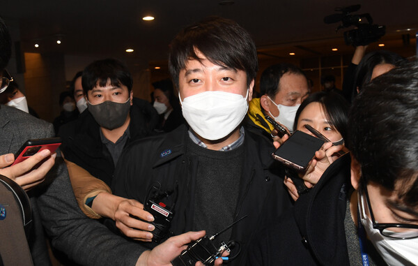 이준석 국민의힘 대표가 4일 서울 중구 대한상공회의소 국제회의장에서 열린 2022년 경제계 신년인사회에서 행사를 마친 뒤 취재진의 질문을 받고 있다. (사진=뉴스1)