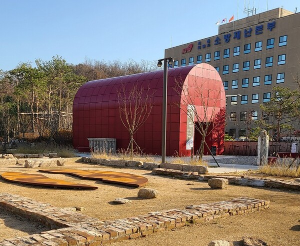 우체통 모양의 기억6전시관과 소방재난본부. 기억6전시관은 지하에 취조실이 있던 '중정6국'으로 불렸으며 , 현재 소방재난본부 건물은 중앙정보부 사무동이었다. (사진=황현탁)