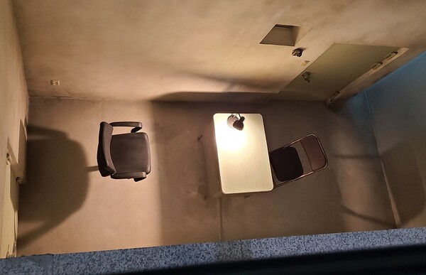 복원해놓은 과거 중앙정보부의 취조실.